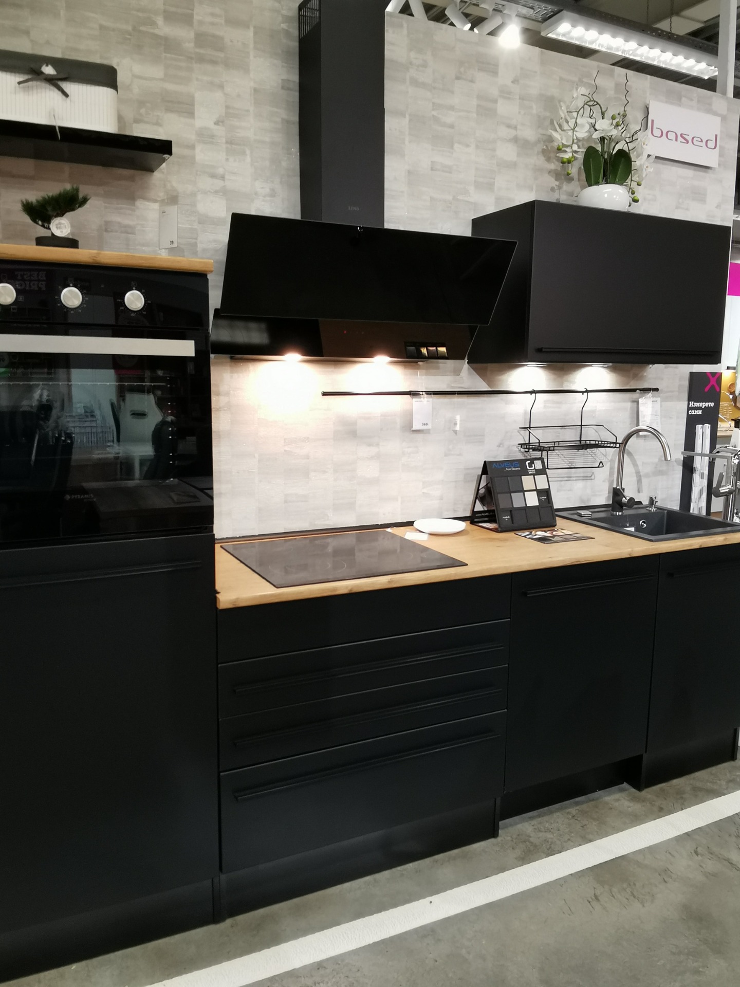 Black Kitchen Pros and Cons